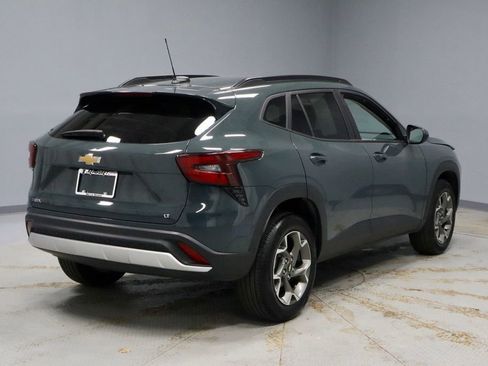 Used 2025 Chevrolet Trax LT w/ LT Convenience Package image 10