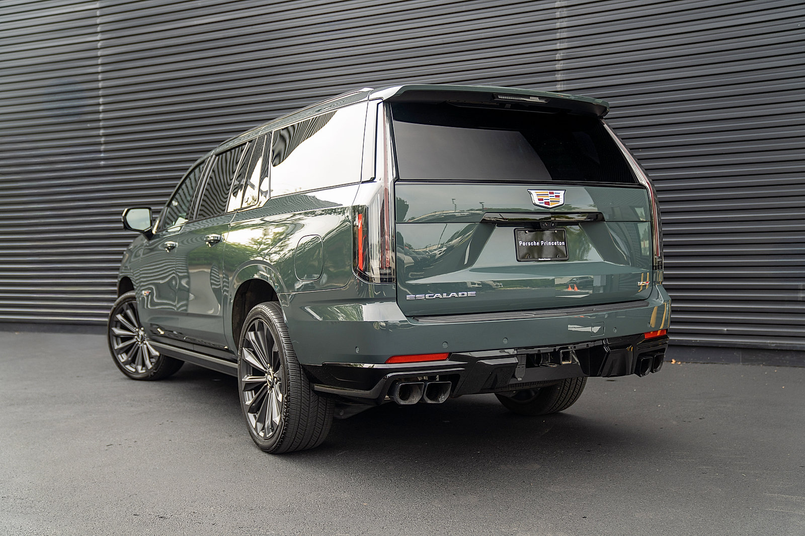 Used 2025 Cadillac Escalade ESV V AWD/4WD image 3