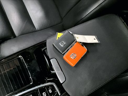 Used 2021 Volvo S60 T8 Inscription image 12