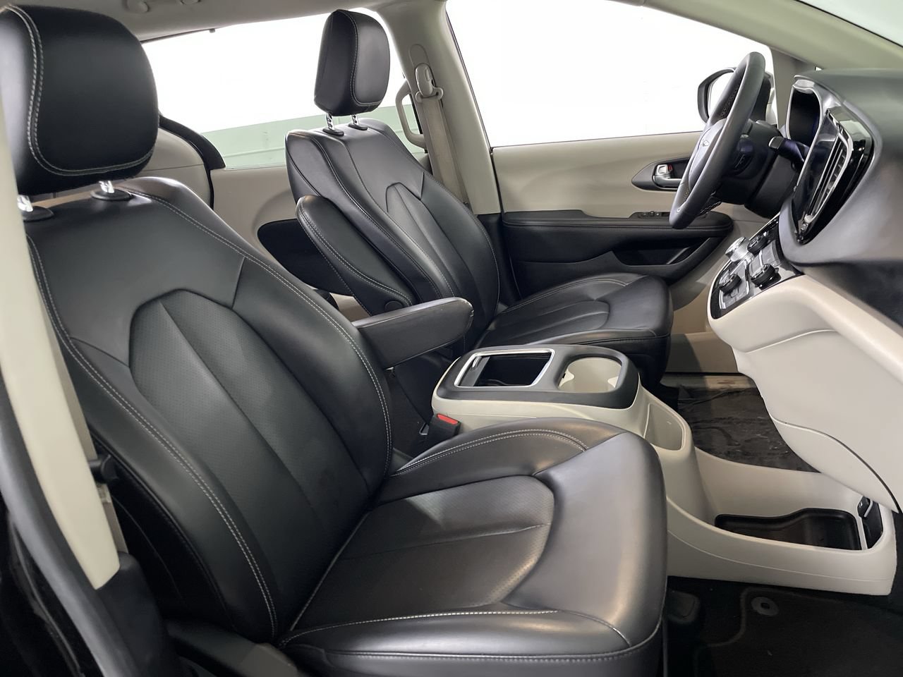 Used 2023 Chrysler Pacifica Touring-L FWD image 24