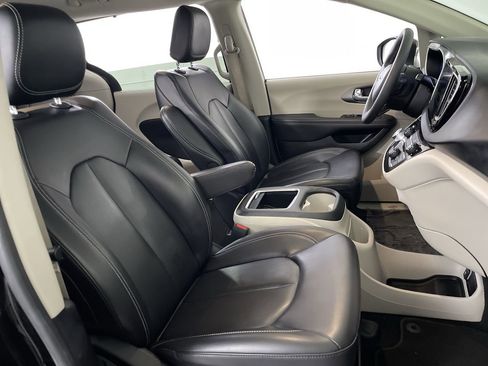 Used 2023 Chrysler Pacifica Touring-L FWD image 24