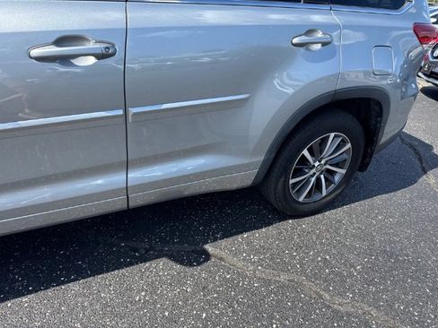 Used 2017 Toyota Highlander XLE AWD/4WD image 11