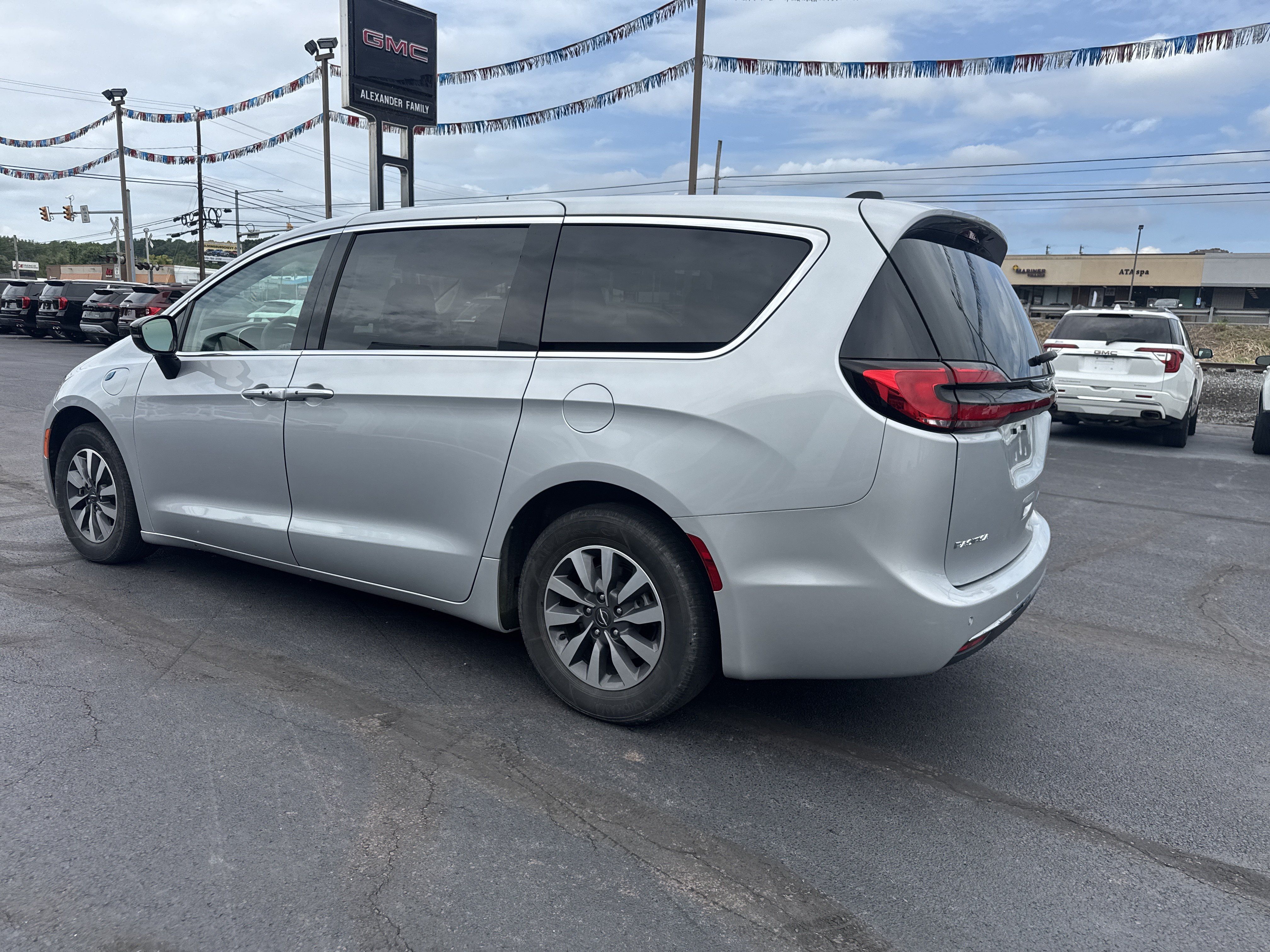 Used 2024 Chrysler Pacifica Limited FWD image 6