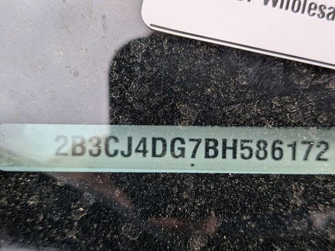 Used 2011 Dodge Challenger image 7