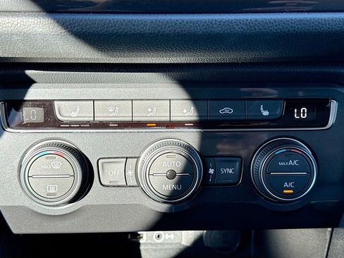 Used 2020 Volkswagen Tiguan SE image 19