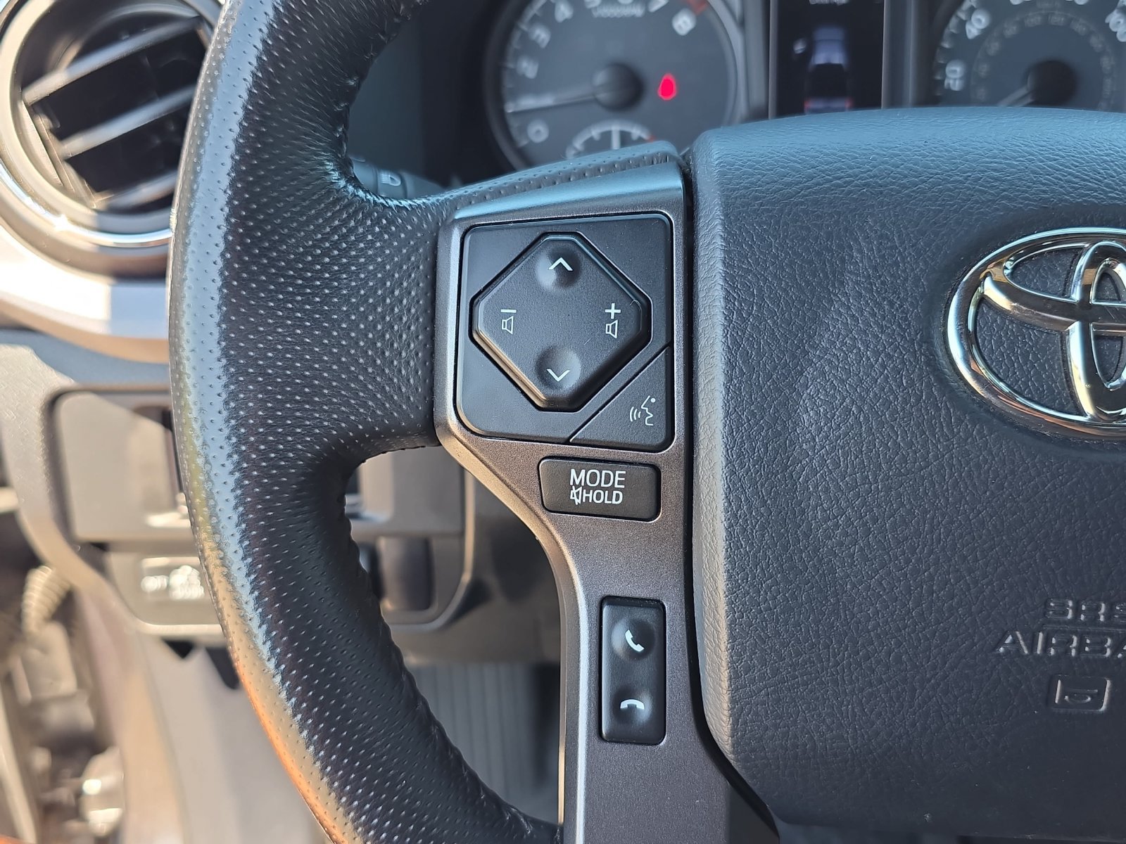 Used 2017 Toyota Tacoma TRD Off-Road w/ Premium & Technology Package AWD/4WD image 15