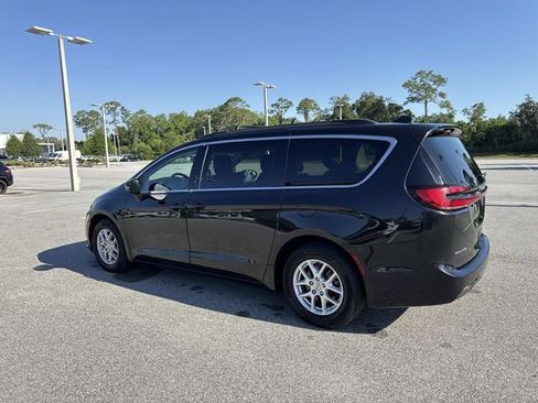 Used 2022 Chrysler Pacifica Touring-L FWD image 5