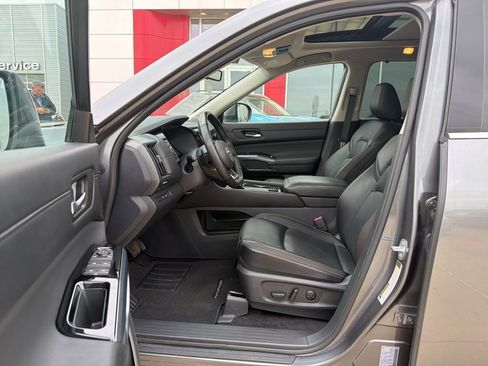 Used 2024 Nissan Pathfinder SL w/ SL Premium Package AWD/4WD image 13