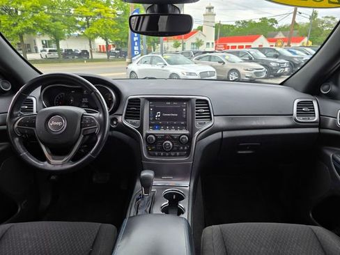 Used 2018 Jeep Grand Cherokee Laredo AWD/4WD image 3