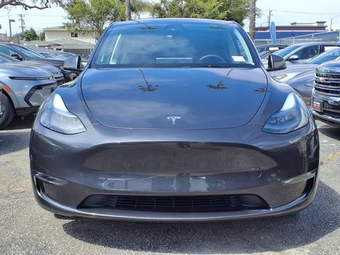 Used 2025 Tesla Model Y Long Range AWD/4WD image 2