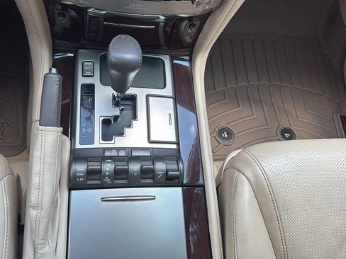 Used 2013 Lexus LX 570 4WD w/ Luxury Pkg image 12