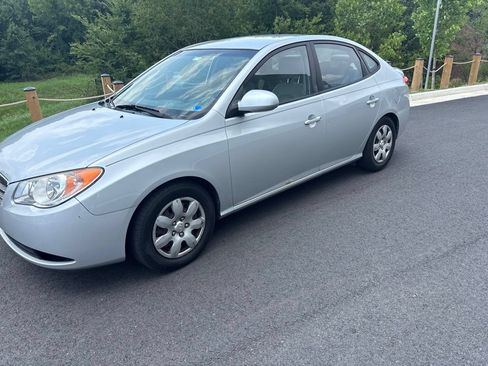 Used 2009 Hyundai Elantra GLS FWD image 2