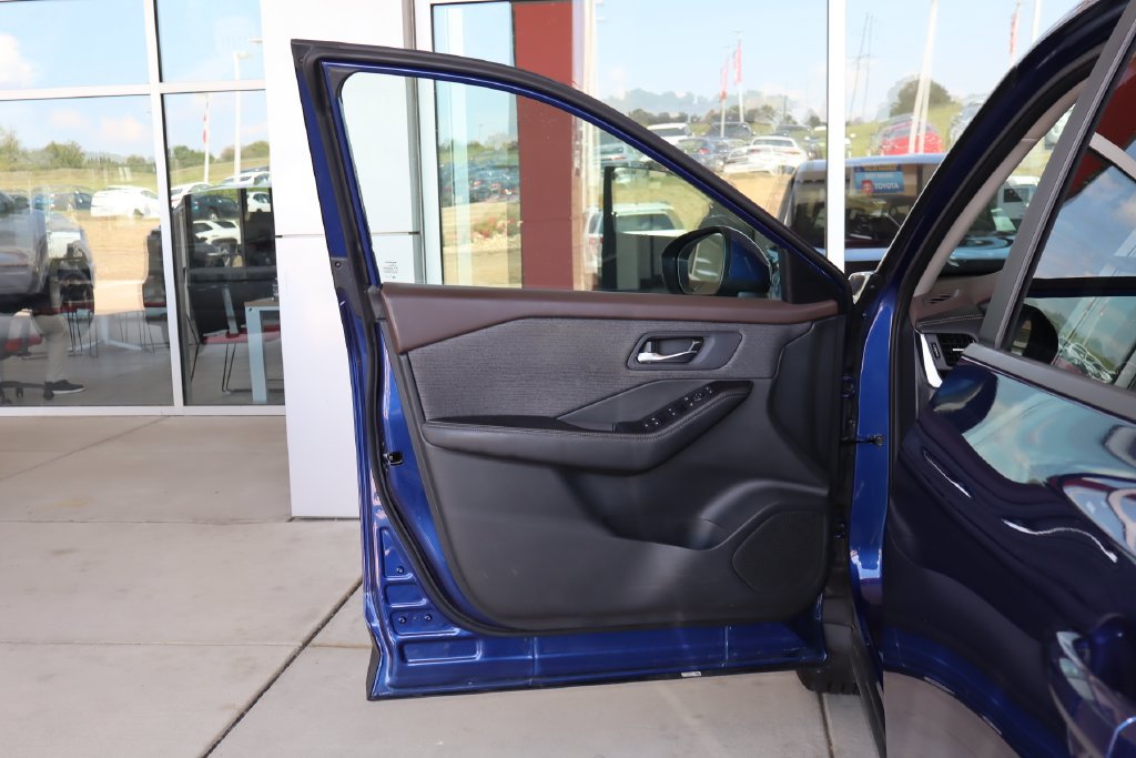 Used 2023 Nissan Rogue SV AWD/4WD image 13
