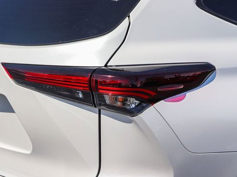Certified 2024 Toyota Highlander XSE FWD image 8