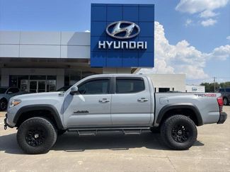 Used 2018 Toyota Tacoma TRD Off-Road image 1