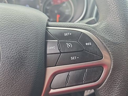 Used 2019 Jeep Cherokee Latitude w/ Popular Appearance Group AWD/4WD image 16