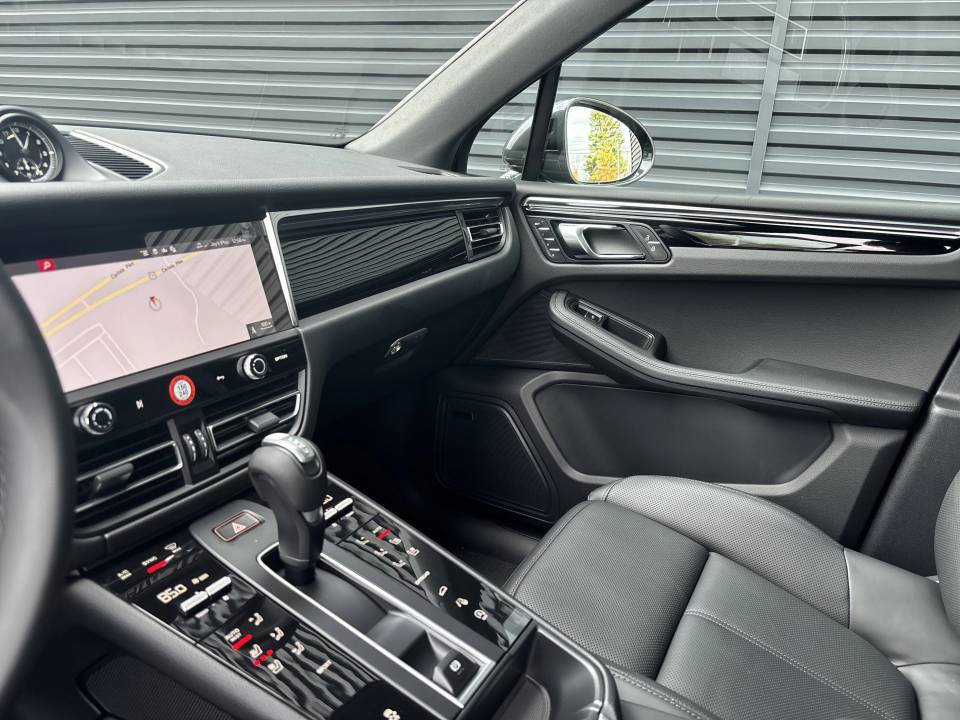 Certified 2026 Porsche Macan AWD/4WD image 11