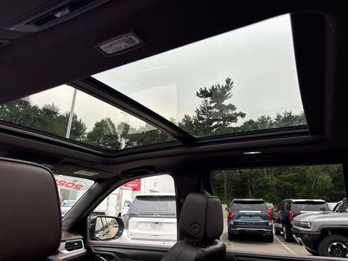 Used 2022 GMC Yukon XL Denali w/ Denali Premium Package AWD/4WD image 15