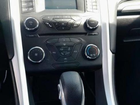 Used 2016 Ford Fusion SE FWD image 8
