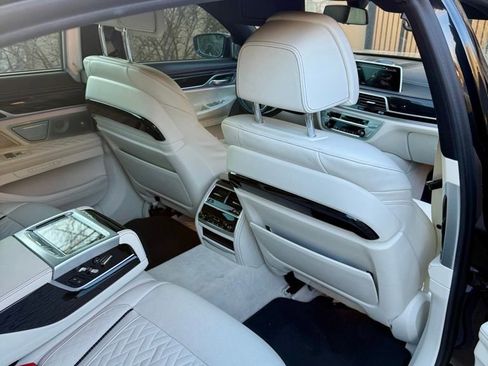 Used 2022 BMW ALPINA B7 xDrive w/ Luxury Rear Seating Package image 3
