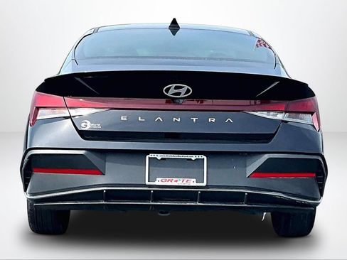 Used 2025 Hyundai Elantra Sport FWD image 4