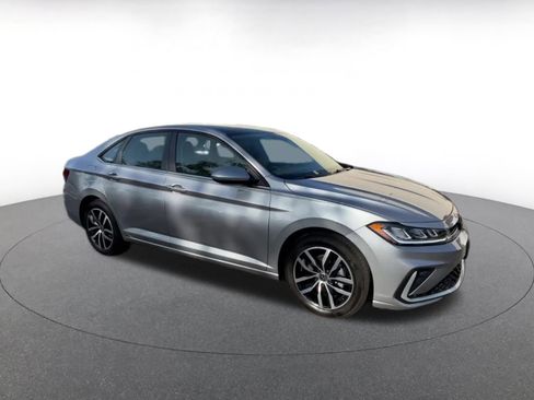 Used 2025 Volkswagen Jetta SE image 2