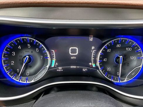 Used 2018 Chrysler Pacifica Limited w/ Tire & Wheel Group FWD image 13