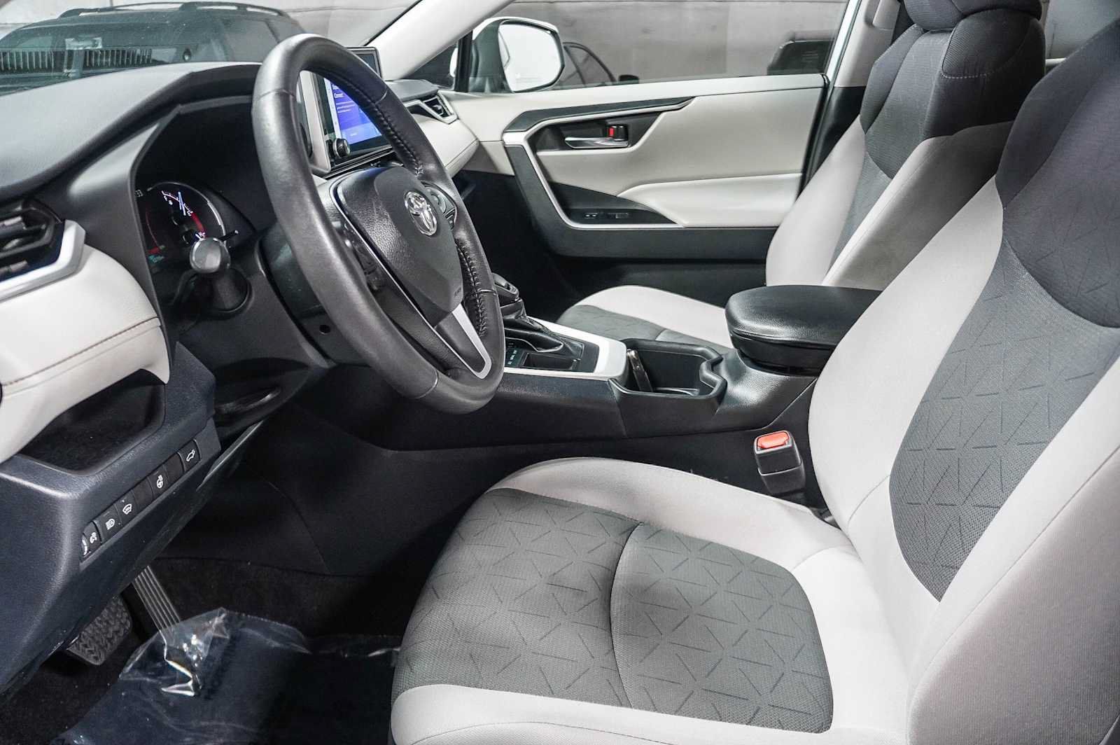 Used 2023 Toyota RAV4 XLE w/ Convenience Package FWD image 21