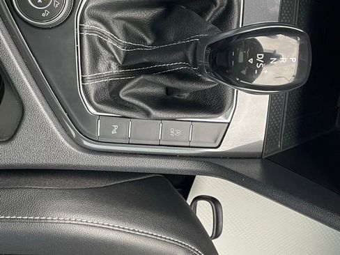 Used 2022 Volkswagen Tiguan SE R-Line image 34