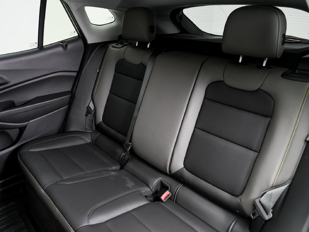 Used 2025 Chevrolet Trax ACTIV w/ Sunroof Package FWD image 26