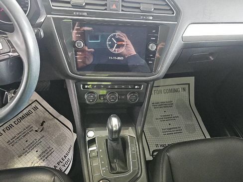 Used 2020 Volkswagen Tiguan SE w/ Panoramic Sunroof Package image 18