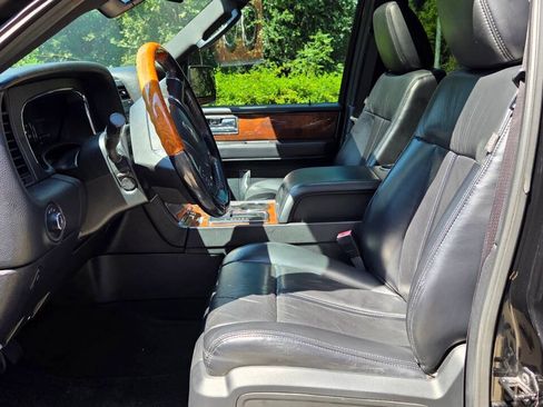 Used 2017 Lincoln Navigator L Select RWD image 10
