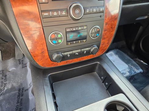 Used 2014 Chevrolet Suburban LT image 23