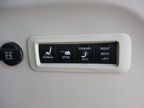 Used 2018 Chrysler Pacifica Limited FWD image 39