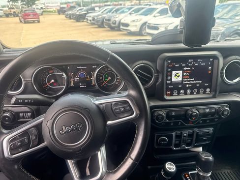Used 2019 Jeep Wrangler Unlimited Sahara AWD/4WD image 11