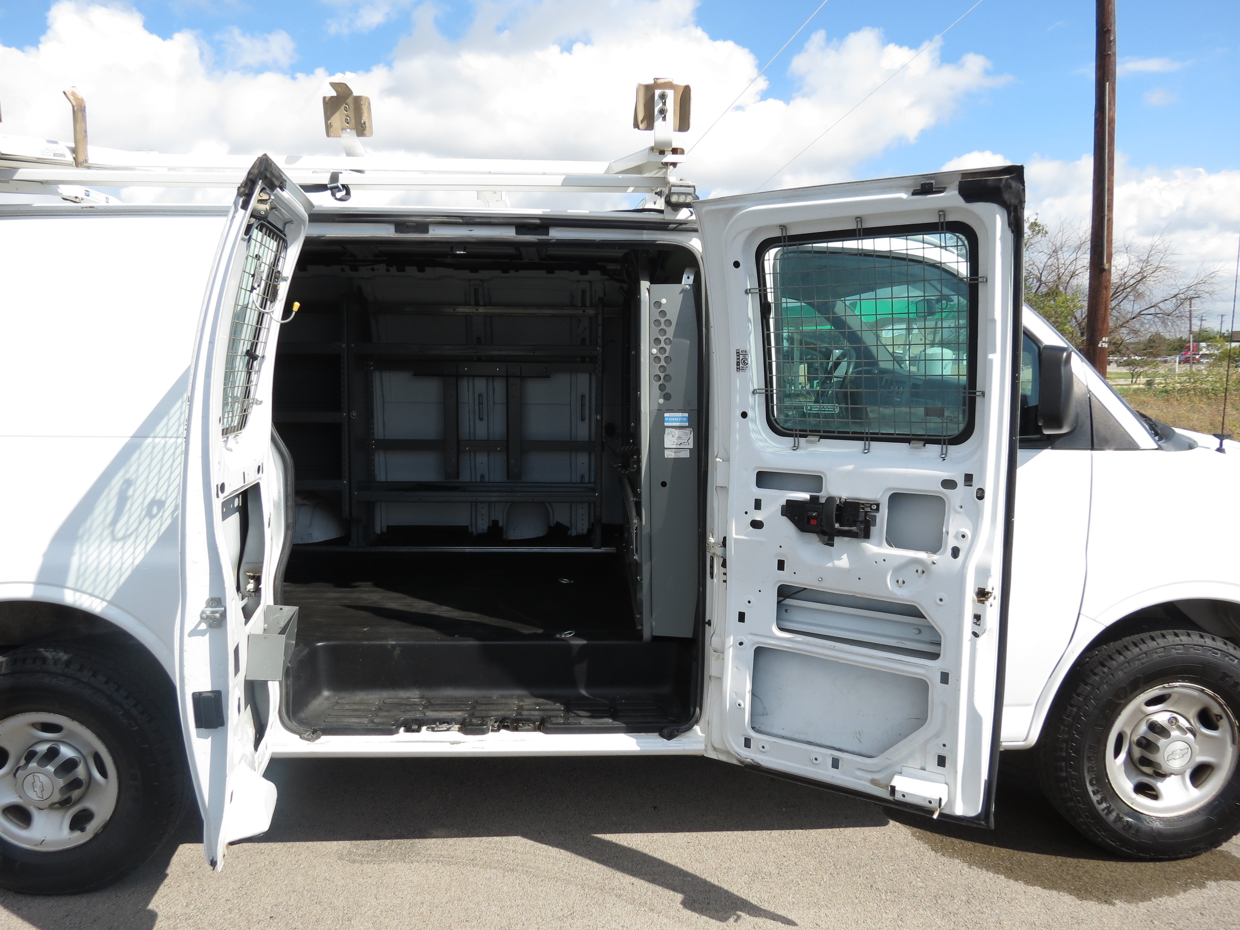 Used 2015 Chevrolet Express 2500 RWD image 25