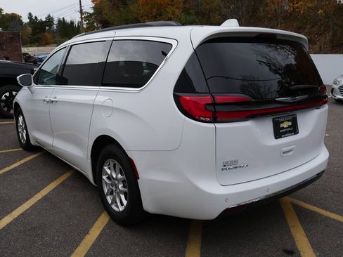 Used 2022 Chrysler Pacifica Touring-L image 5