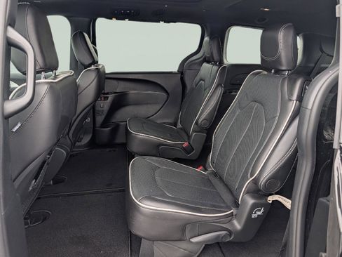 Used 2026 Chrysler Pacifica Limited w/ S Appearance Package image 19