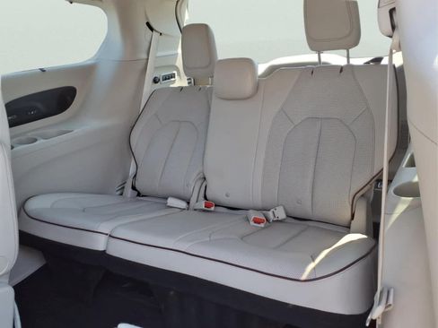 Used 2017 Chrysler Pacifica Limited w/ UConnect Theater Package FWD image 30