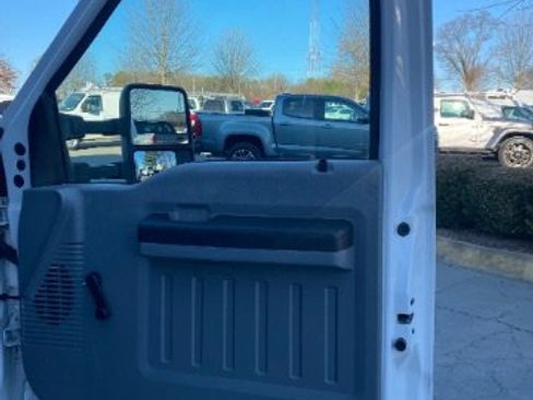 Used 2014 Ford F550 4x4 Regular Cab Super Duty image 21