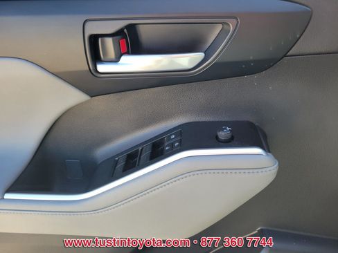 Used 2023 Toyota Highlander XLE AWD/4WD image 19