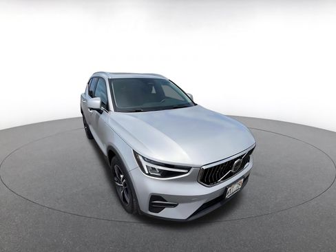 Used 2024 Volvo XC40 B5 Core AWD/4WD image 3