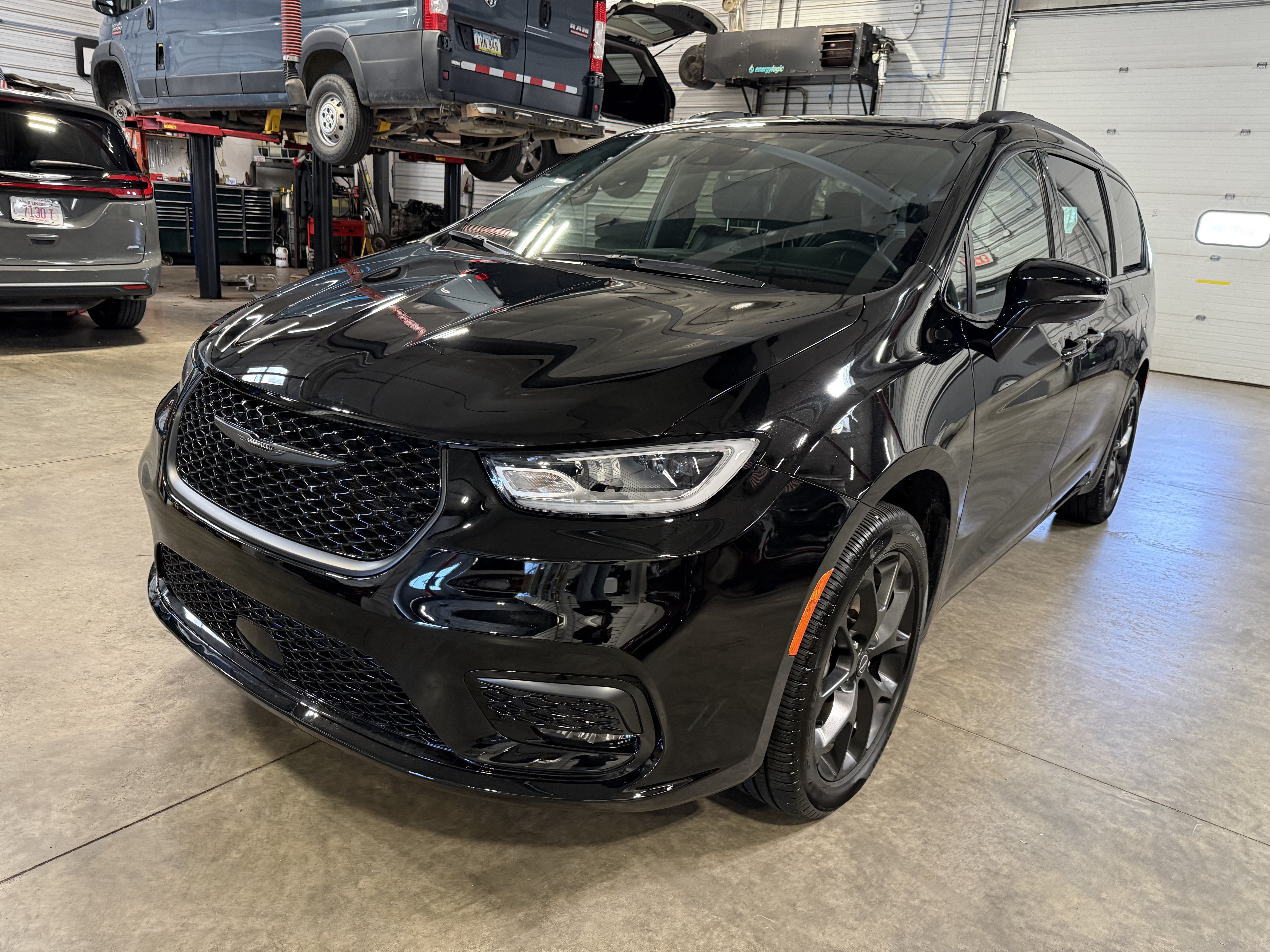 Certified 2025 Chrysler Pacifica Limited AWD/4WD image 38