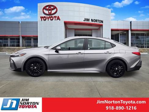 Used 2025 Toyota Camry SE image 5