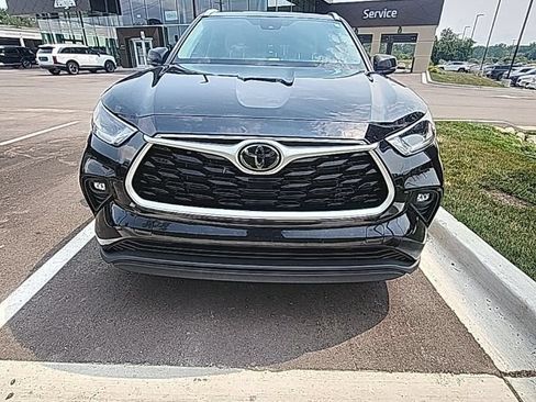 Used 2021 Toyota Highlander XLE AWD/4WD image 1