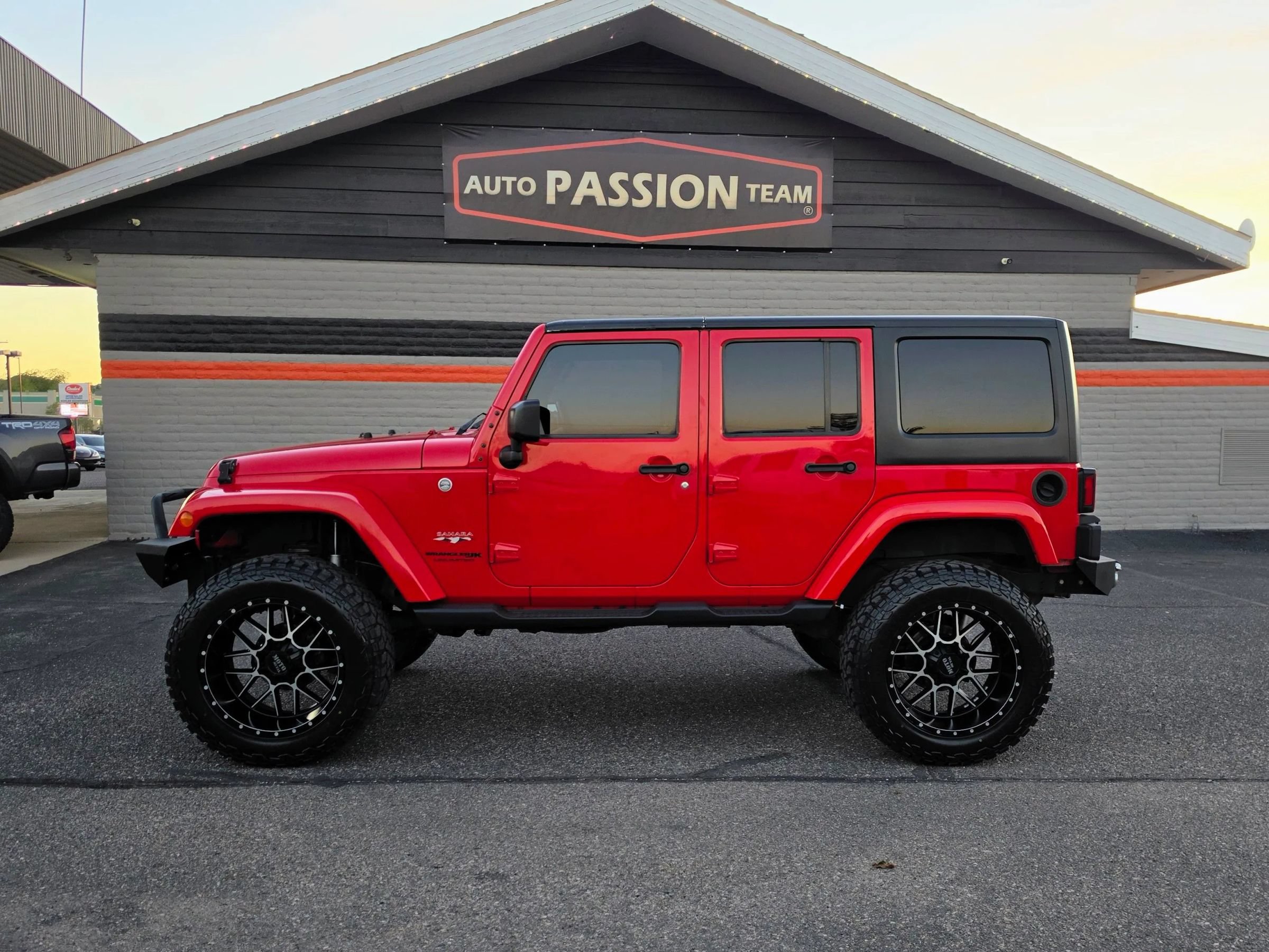 Used 2018 Jeep Wrangler Unlimited Sahara AWD/4WD image 2