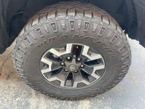 Used 2022 Toyota Tacoma TRD Off-Road image 19