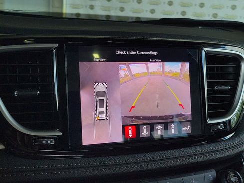 New 2026 Chrysler Pacifica Pinnacle w/ Trailer Tow Group FWD image 29