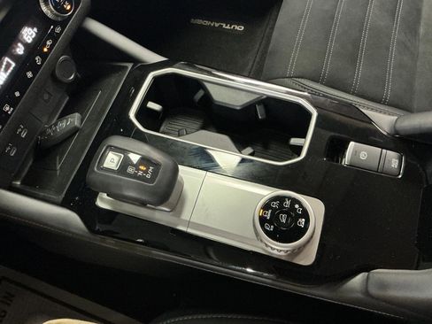 Used 2025 Mitsubishi Outlander AWD image 14