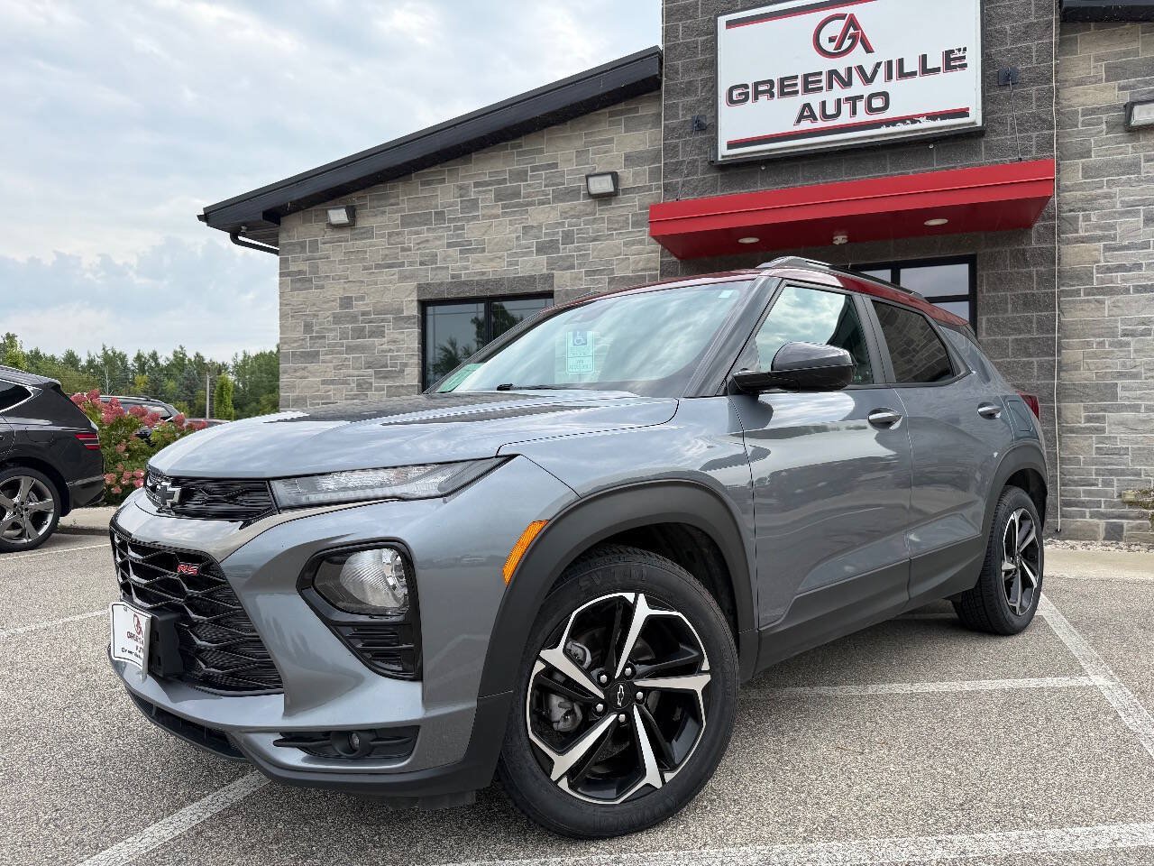 Used 2022 Chevrolet TrailBlazer RS w/ Sun and Liftgate Package FWD image 1